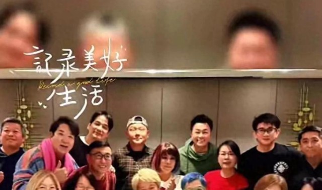 世界杯冠军次数排名-55岁吴奇隆参加同学聚会，头发乌黑茂密头大了一圈