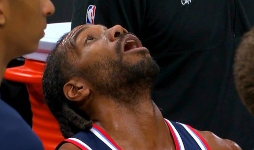 单核累坏了！小卡被打到眼睛 坐在替补席看球馆上方大屏幕回放